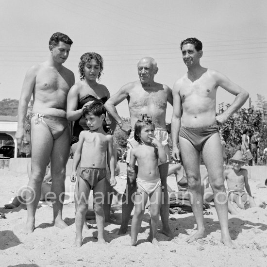 Paulo Picasso, Maya Picasso, Claude Picasso, Paloma Picasso, Pablo Picasso, Francisco Reina "El Minuni", banderillero andaluz. Golfe-Juan 1954. - Photo by Edward Quinn