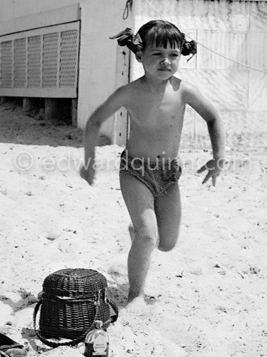 Françoise Gilot, Claude, Paloma, at the beach. Restaurant "Nounou". Golfe-Juan 1954. - Photo by Edward Quinn