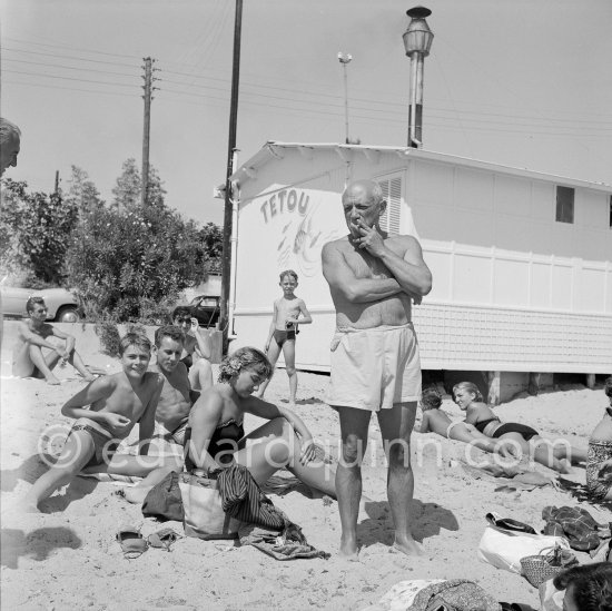 Pablo Picasso annd Maya Picasso at the beach. Restaurant Chez Tetou. Golfe-Juan 1954. - Photo by Edward Quinn