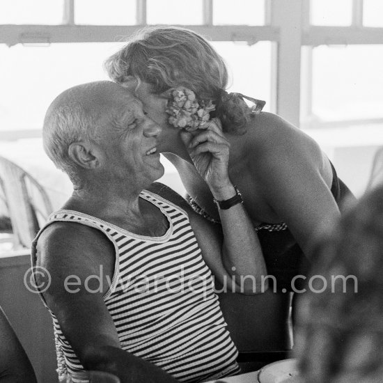 Déjeuner at restaurant Nounou. Pablo Picasso and his daughter Maya Picasso. Golfe-Juan 1954. - Photo by Edward Quinn