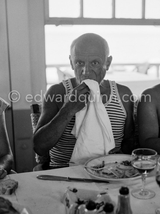 Déjeuner at restaurant Nounou. Pablo Picasso and his daughter Maya Picasso. Golfe-Juan 1954. - Photo by Edward Quinn