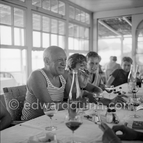 Déjeuner at restaurant Nounou. Pablo Picasso and his daughter Maya Picasso. Golfe-Juan 1954. - Photo by Edward Quinn