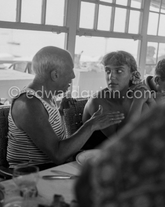 Déjeuner at restaurant Nounou. Pablo Picasso and his daughter Maya Picasso. Golfe-Juan 1954. - Photo by Edward Quinn