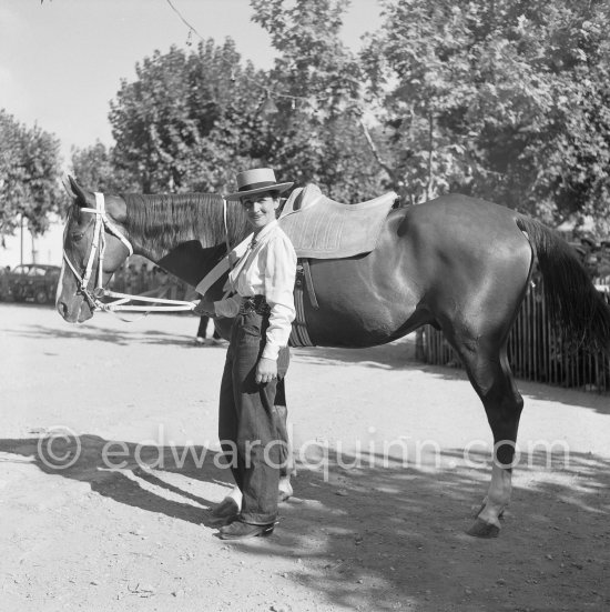 Françoise Gilot, before opening the corrida of Vallauris 1.8.1954. - Photo by Edward Quinn