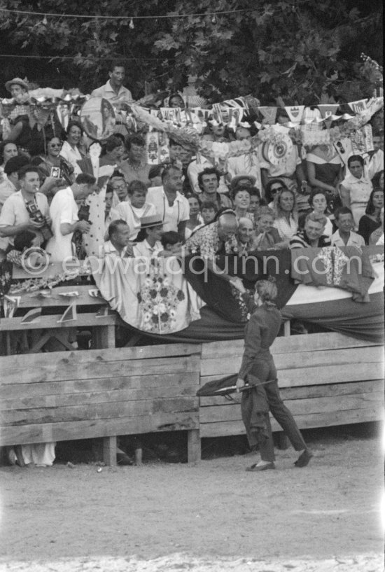 Local Corrida in honor of Pablo Picasso. French lady bullfighter Pierrette Le Bourdiec, "La Princesa de París" greeted by Pablo Picasso. Also on the grandstand Claude Picasso, Françoise, Paul Derigon, Hélène Parmelin, Edouard Pignon. Vallauris 1955. (Photos of Pierrette Le Bourdiec in the bull ring of this bullfight see "Miscellaneous") - Photo by Edward Quinn