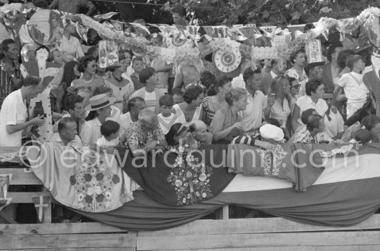 Local Corrida. Françoise Gilot, Claude Picasso, Pablo Picasso, Paul Derigon, mayor of Vallauris, Hélène Parmelin, Edouard Pignon. Vallauris 1955. - Photo by Edward Quinn