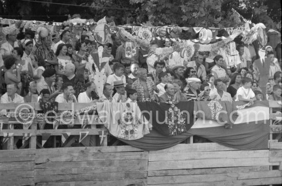 Local Corrida. Françoise Gilot, Claude Picasso, Pablo Picasso, Paul Derigon, mayor of Vallauris, Hélène Parmelin, Edouard Pignon, Marcel Duhamel. Vallauris 1955. - Photo by Edward Quinn