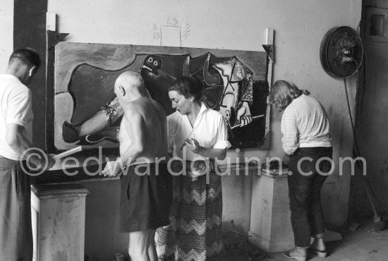 Pablo Picasso, Jacqueline and Maya Picasso during filming of "Le mystère Picasso". Nice, Studios de la Victorine, 1955. - Photo by Edward Quinn