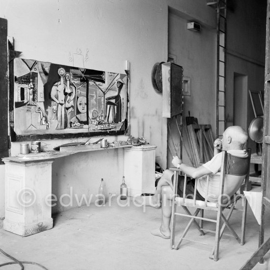 Shooting break. Pablo Picasso viewing "La plage à la Garoupe I" for the film "Le mystère Picasso". Nice, Studios de la Victorine, 1955. - Photo by Edward Quinn