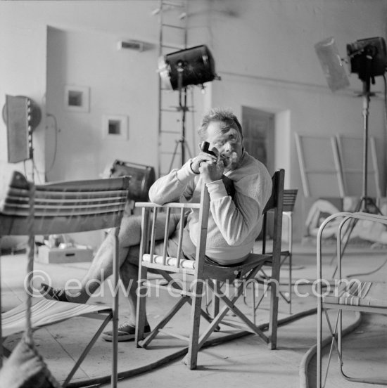 Henri-Georges Clouzot. Shooting break. The making of "La plage à la Garoupe I" for the film "Le mystère Picasso". Nice, Studios de la Victorine, 1955. - Photo by Edward Quinn