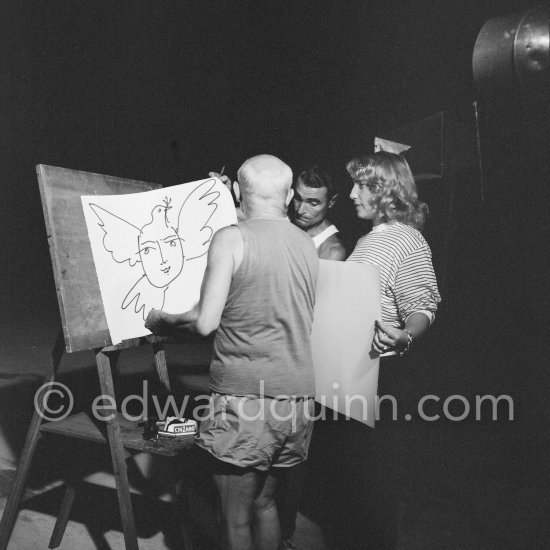 Pablo Picasso and Maya Picasso during filming of "Le mystère Picasso". Nice, Studios de la Victorine, 1955. - Photo by Edward Quinn