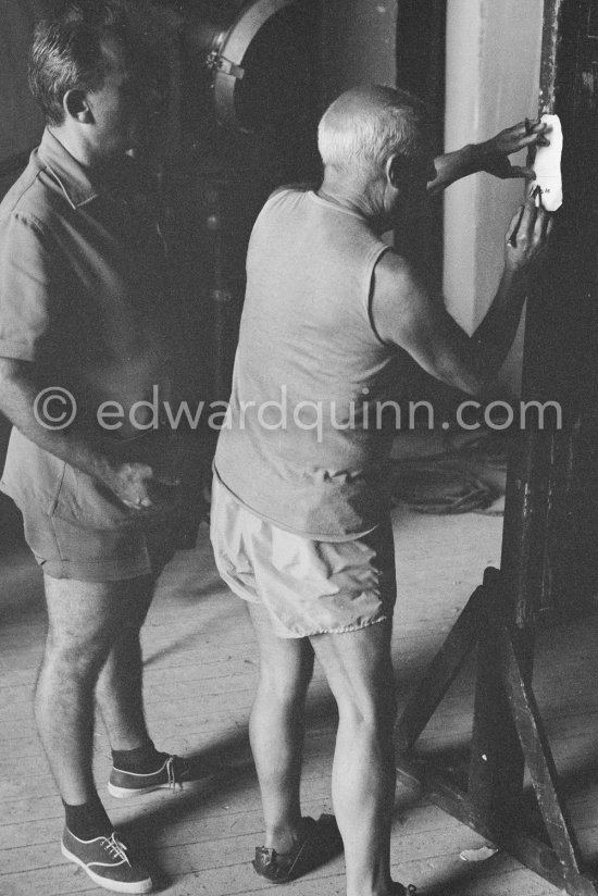 Pablo Picasso preparing to do his signature backwards. Henri-Georges Clouzot. "Le mystère Picasso", Nice, Studios de la Victorine 1955. - Photo by Edward Quinn