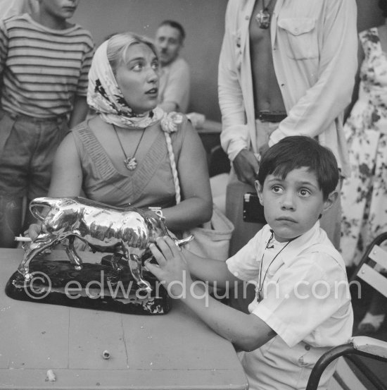 Local Corrida. Maya Picasso and Claude Picasso with a bull sculpture, a present from the bullfighters ("A notre camarade Pablo Picasso, Section Vallauris, Corrida 1955."). Vallauris 1955. - Photo by Edward Quinn