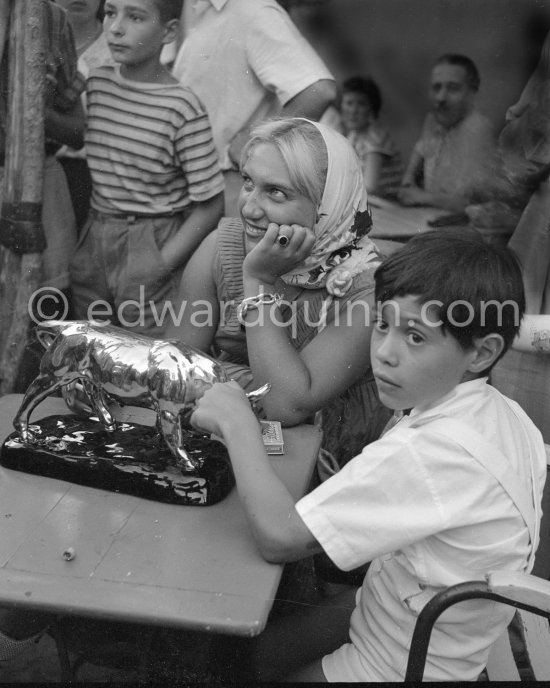 Local Corrida. Maya Picasso and Claude Picasso with a bull sculpture, a present from the bullfighters ("A notre camarade Pablo Picasso, Section Vallauris, Corrida 1955."). Vallauris 1955. - Photo by Edward Quinn