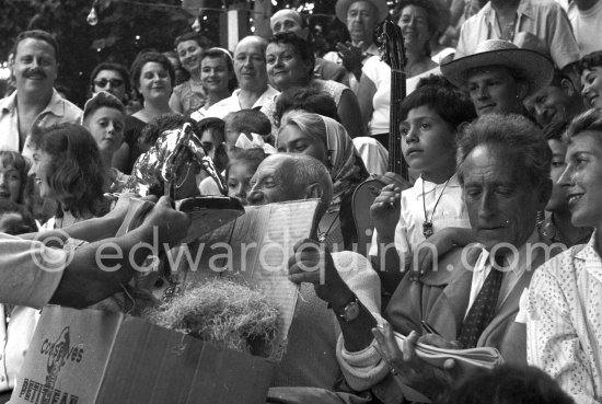 Local Corrida. Pablo Picasso with a bull sculpture, a present from the bullfighters ("A notre camarade Pablo Picasso, Section Vallauris, Corrida 1955."). Jacqueline, Maya Picasso, Claude Picasso, Paloma Picasso, Jean Cocteau, Francine Weisweiller. Vallauris 1955. - Photo by Edward Quinn