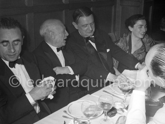 Pablo Picasso, Jacqueline, Henri-Georges Clouzot and composer Georges Auric. Cannes Film Festival, showing of "Le mystère Picasso". Cannes 1956. - Photo by Edward Quinn