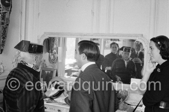 In 1956, on the occasion of his 75th birthday on 25.10., Pablo Picasso invited some friends to his La Californie. From left Pablo Picasso Javier Vilató, in the mirror Anna Maria Torra Amat, wife of Spanish publisher Gustavo Gili, right unknown woman - Photo by Edward Quinn