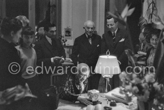 In 1956, on the occasion of his 75th birthday on 25.10., Pablo Picasso invited some friends. From left: Slavka Sapone, wife of Michele Sapone, Aika Sapone, Javier Vilató. Daniel-Henry Kahnweiler. His present for Pablo Picasso was a gold clock which Pablo Picasso carefully and with great interest examined. Gustavo Gili, Spanish publisher and Germaine Lascaux, wife of Vilató. La Californie, Cannes 1956. - Photo by Edward Quinn