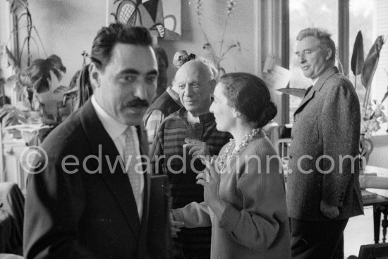 In 1956, on the occasion of his 75th birthday on 25.10., Pablo Picasso invited some friends. Michele Sapone, Italian tailor, Jacqueline, Edouard Pignon. La Californie, Cannes 1956. - Photo by Edward Quinn