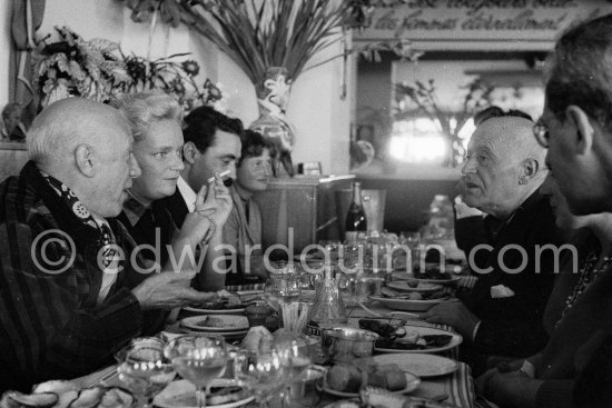 Diner at restaurant Chez Félix. On the occasion of Pablo Picasso\'s 75th birthday 25.10. Pablo Picasso, Hélène Parmelin, Michele Sapone, Germaine Lascaux, Javier Vilató\'s wife, Daniel-Henry Kahnweiler, Gustavo Gili, Spanish publisher. Cannes 1956. - Photo by Edward Quinn