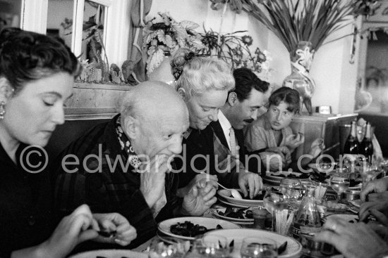 Restaurant "Chez Félix". On the occasion of Picasso\'s 75th birthday 25.10. From left S. Sapone, wife of Michele Sapone, Picasso, Hélène Parmelin, Michele Sapone, Germaine Lascaux (Xavier Vilató\'s wife). Cannes 1956. - Photo by Edward Quinn