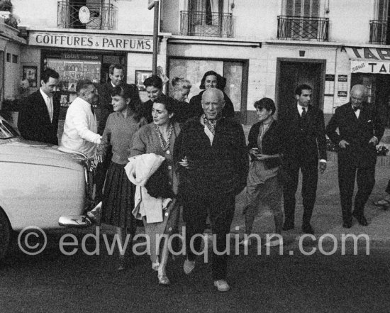 Leaving Restaurant "Chez Félix". On the occasion of Picasso\'s 75th birthday 25.10. Michele Sapone, Félix, Spanish publisher Gustavo Gili, Aika Sapone, Slavka Sapone, wife of Michele, Hélène Parmelin, Jacqueline, Picasso, Germaine Lascaux (Xavier Vilató\'s wife). Xavier Vilató, Daniel-Henry Kahnweiler. Cannes 1956. - Photo by Edward Quinn