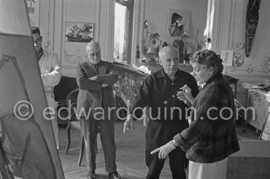 Pablo Picasso, Suzanne Ramié, Jaime Sabartés. La Californie, Cannes 1956. - Photo by Edward Quinn