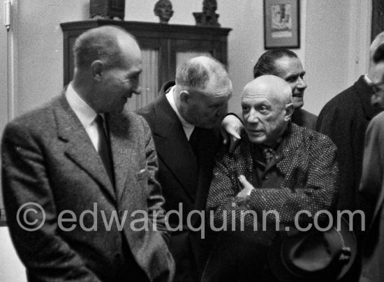 Picasso at a private viewing of his book illustrations in the Matarasso gallery in Nice. With Laurent Casanova, Maurice Thorez, Louis Aragon and Matarasso. Exposition"Picasso. Un Demi-Siècle de Livres Illustrés". Galerie H. Matarasso. December 21 - January 31.
Nice 1956. - Photo by Edward Quinn