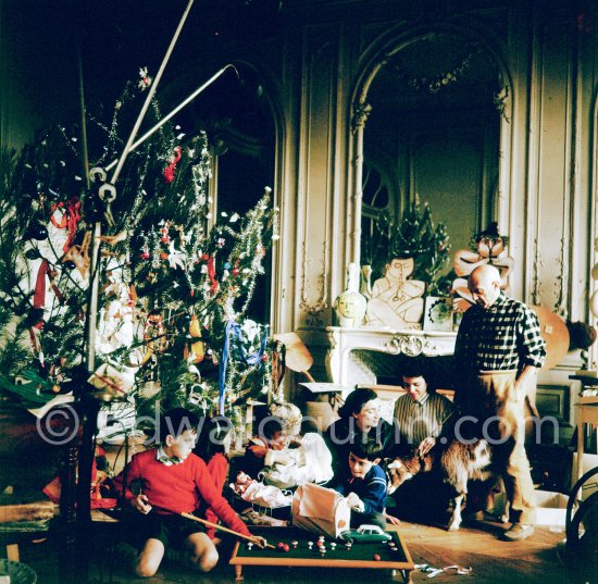 At Christmas with Esmeralda, the goat Pablo Picasso received from Jacqueline. Pablo Picasso, Inès Sassier, Pablo Picasso\'s housekeeper, Jacqueline, Claude Picasso, Paloma Picasso, Catherine Hutin, Gérard Sassier. La Californie, Cannes 1956. - Photo by Edward Quinn