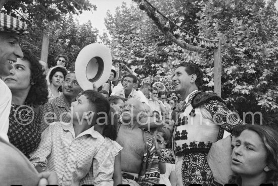 Local Corrida. Inès Sassier, Pablo Picasso\'s housekeeper, Gérard Sassier, Pablo Picasso, Francisco Reina "El Minuni", banderillero andaluz. Vallauris 1957. - Photo by Edward Quinn