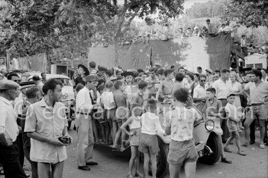 Festivity at Vallauris: Gérard Sassier, Claude Picasso, Paloma Picasso and Catherine Hutin in the Renault with bull\'s horns. Vallauris 1957. - Photo by Edward Quinn