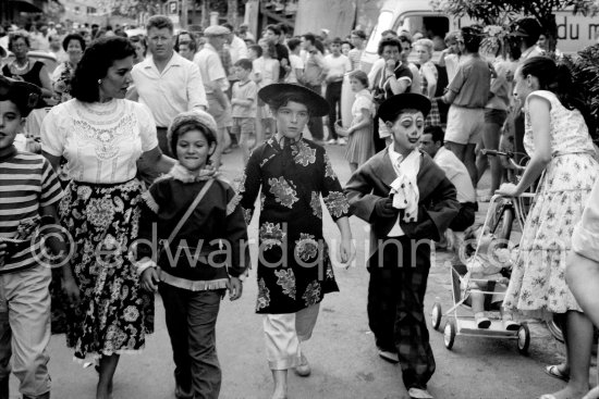 Festivity at Vallauris: Inès Sassier, Pablo Picasso\'s housekeeper, Paloma Picasso and Catherine Hutin and Claude Picasso. Vallauris 1957. - Photo by Edward Quinn