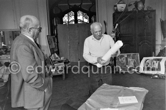 Pablo Picasso rolls "Femme dans l\'atelier", dedicated to Edward Quinn. With Jaime Sabartés. La Californie, Cannes 21.11.1957. - Photo by Edward Quinn