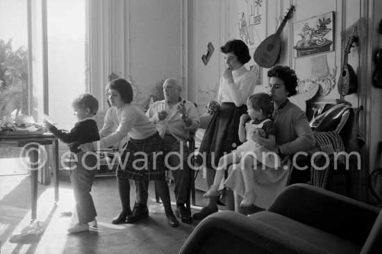 Pablo Picasso, Paloma Picasso, Catherine Hutin, Luis Dominguin, Lucia Dominguin (the children of Luis Miguel Dominguin and Lucia Bosè), Inès Sassier. La Californie, Cannes 1959. - Photo by Edward Quinn