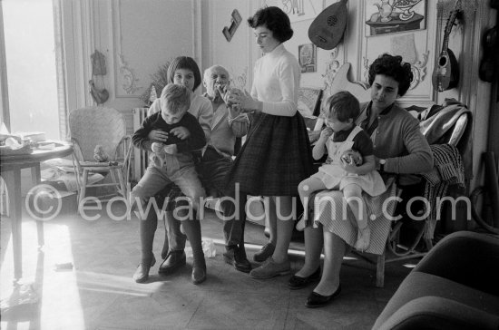 Pablo Picasso, Paloma Picasso, Claude Picasso, Catherine Hutin, Luis Dominguin, Lucia Dominguin (the children of Luis Miguel Dominguin and Lucia Bosè), Inès Sassier. La Californie, Cannes 1959. - Photo by Edward Quinn