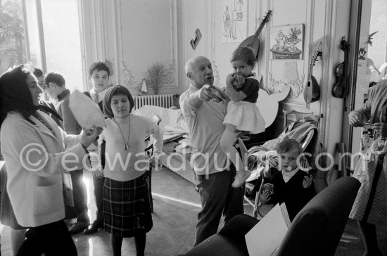 Playing with paper hats. Pablo Picasso, Paloma Picasso, Gérard Sassier, Luis Dominguin, Lucia Dominguin (the children of Luis Miguel Dominguin and Lucia Bosè), Jacqueline. La Californie, Cannes 1959. - Photo by Edward Quinn