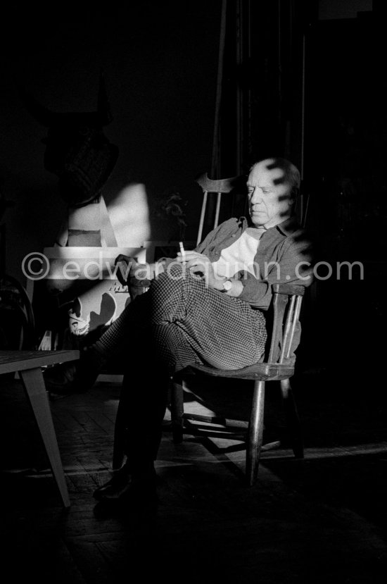 Pablo Picasso in the rocking-chair with a special lighting. La Californie, Cannes 1959. - Photo by Edward Quinn