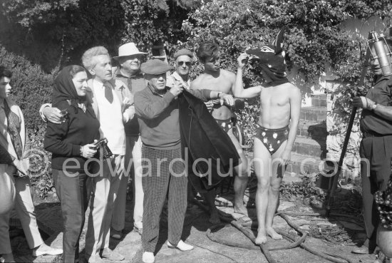 Cathy Hutin, daughter of Jacqueline, Jacqueline, Cocteau, Alberto Magnelli, Pablo Picasso and "L\'homme chien" (Guy Dute and Jean-Claude Picasso Petit). During filming of "Le Testament d’Orphée", film of Jean Cocteau. Saint-Jean-Cap-Ferrat 1959. - Photo by Edward Quinn