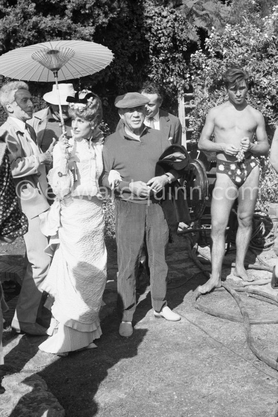 Cocteau, Alberto Magnelli, Francine Weisweiller, Pablo Picasso, Renato Guttuso and Jean-Claude Picasso Petit, part of "L\'homme chien". At Villa Santo Sospir of Francine Weisweiller. Saint-Jean-Cap-Ferrat 1959. - Photo by Edward Quinn