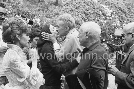 Francine Weisweiller, Jean Cocteau, Jacqueline, Pablo Picasso, Jaime Sabartés. During filming of "Le Testament d’Orphée", film of Jean Cocteau. At Villa Santo Sospir of Francine Weisweiller. Saint-Jean-Cap-Ferrat 1959. - Photo by Edward Quinn