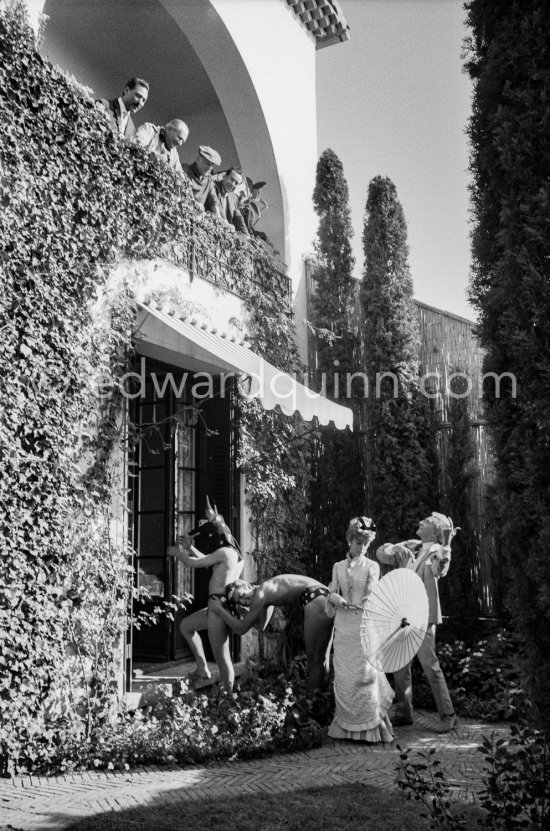 Jean Cocteau, Francine Weisweiller, "L\'homme chien" (Guy Dute and Jean-Claude Petit). On the balcony Alberto Magnelli, Susi Magnelli, Michele Sapone, Pablo Picasso, Renato Guttuso. During filming of "Le Testament d’Orphée", film of Jean Cocteau. At Villa Santo Sospir of Francine Weisweiller. Saint-Jean-Cap-Ferrat 1959. - Photo by Edward Quinn