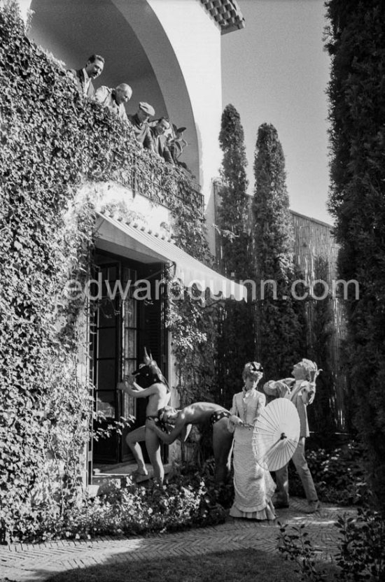 Jean Cocteau, Francine Weisweiller, "L\'homme chien" (Guy Dute and Jean-Claude Petit). On the balcony Alberto Magnelli, Susi Magnelli, Michele Sapone, Pablo Picasso, Renato Guttuso. During filming of "Le Testament d’Orphée", film of Jean Cocteau. At Villa Santo Sospir of Francine Weisweiller. Saint-Jean-Cap-Ferrat 1959. - Photo by Edward Quinn