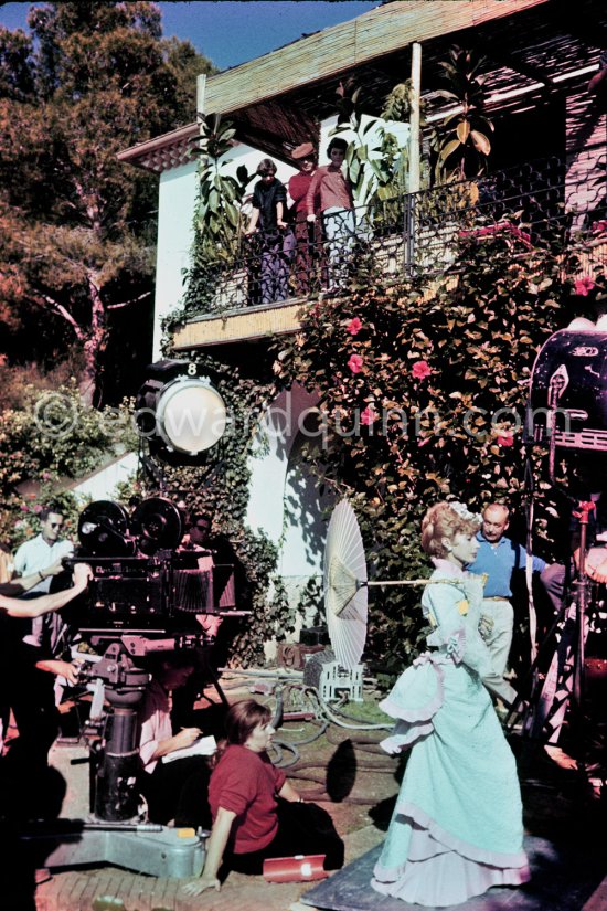 Francine Weisweiller during filming of "Le Testament d’Orphée", film of Jean Cocteau. On the balcony Catherine Hutin, Pablo Picasso, Susi Magnelli. At Villa Santo Sospir of Francine Weisweiller. Saint-Jean-Cap-Ferrat 1959. - Photo by Edward Quinn