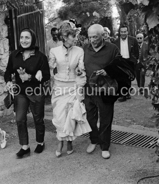 Pablo Picasso, Francine Weisweiller, Jacqueline, Renato Guttuso, Jaime Sabartés. At Villa Santo Sospir of Francine Weisweiller. Saint-Jean-Cap-Ferrat 1959. - Photo by Edward Quinn