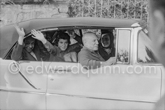 Pablo Picasso in his Lincoln Premier Convertible 1957, driven by chauffeur Marcel. Jacqueline, Catherine Hutin, Renato Gauttuso, Francine Weisweiller, during filming of "Le Testament d’Orphée". Saint-Jean-Cap-Ferrat 1959. - Photo by Edward Quinn