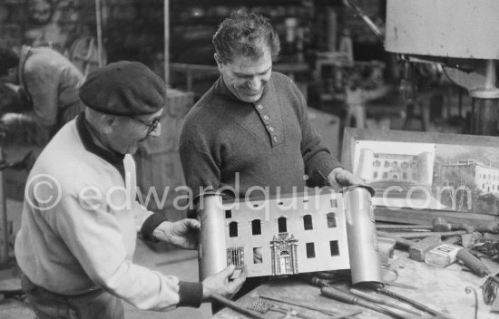 Construction of a metal model of Château de Vauvenargues. Gift of Teto Ahrenberg to Pablo Picasso on the occasion of the visit of the Ahrenberg family to La Californie 1959. - Photo by Edward Quinn