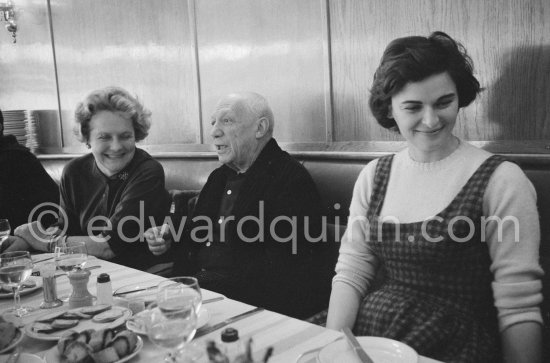 Lunch at the restaurant Blue Bar in Cannes. Pablo Picasso, Lucia Bosè, Louise Leiris. Cannes 1959. - Photo by Edward Quinn