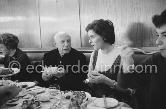 Lunch at the restaurant Blue Bar in Cannes. Pablo Picasso, Lucia Bosè, Louise Leiris, Catherine Hutin. Cannes 1959. - Photo by Edward Quinn