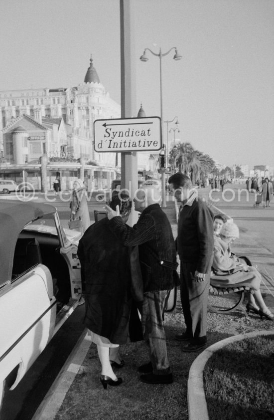 After lunch the restaurant Blue Bar in Cannes. Pablo Picasso, Jacqueline, Jeannot, chauffeur de Pablo Picasso. Pablo Picasso\'s Lincoln Premier convertible 1957. Cannes 1959. - Photo by Edward Quinn