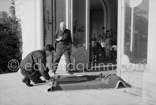 Pablo Picasso and Pierre Baudouin with tapestry "Les clowns à la lune bleue". La Californie, Cannes 1959. - Photo by Edward Quinn